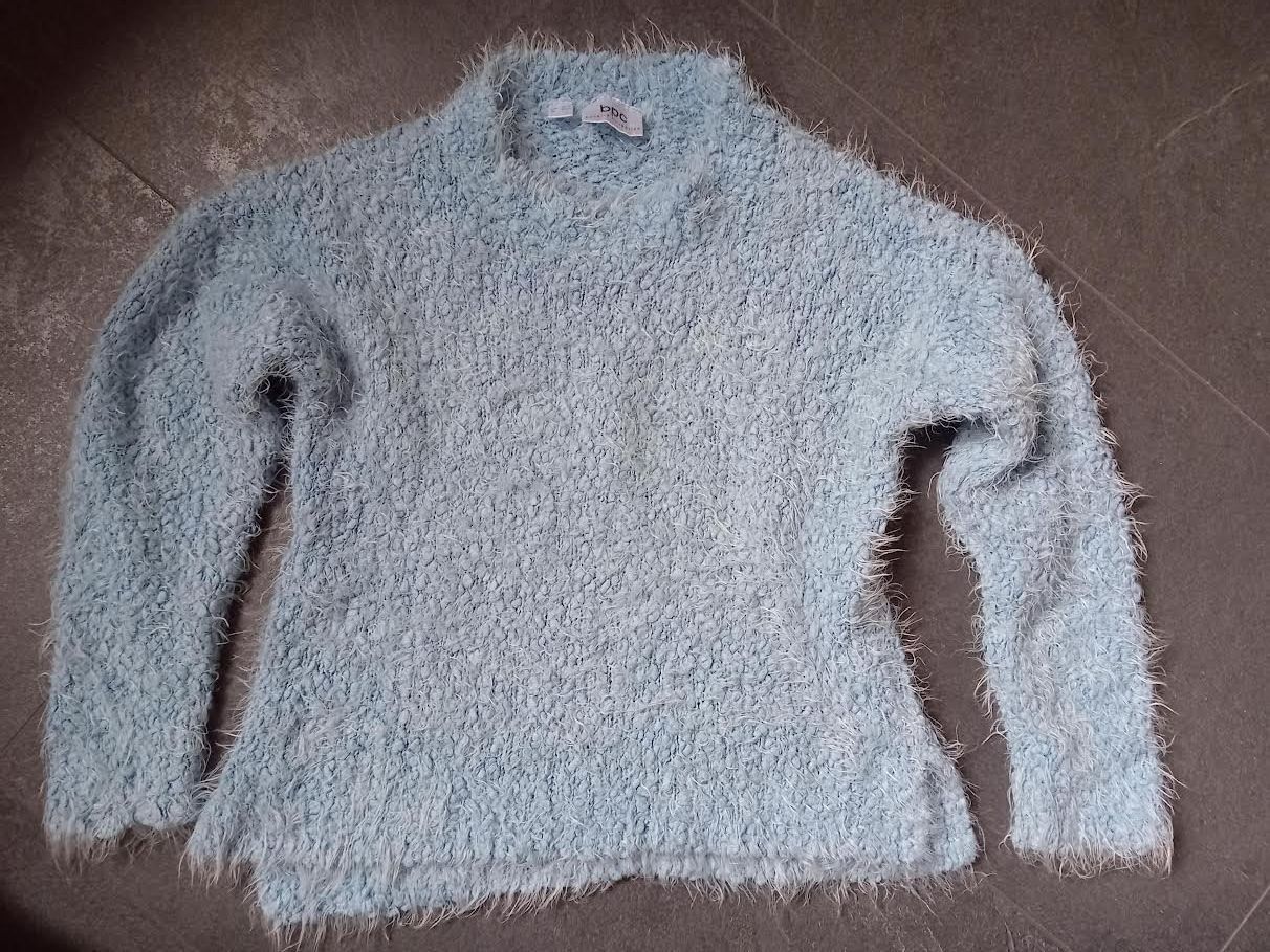 Pullover & Sweatshirts: Flauschiger, hellblauer Pullover von BPC, Grösse 128/134 – Gebraucht aus Salez von Robe12