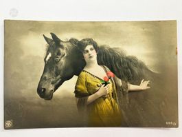 Fotopostkarte Frau mit Pferd Handkoloriert - um 1920 Antik