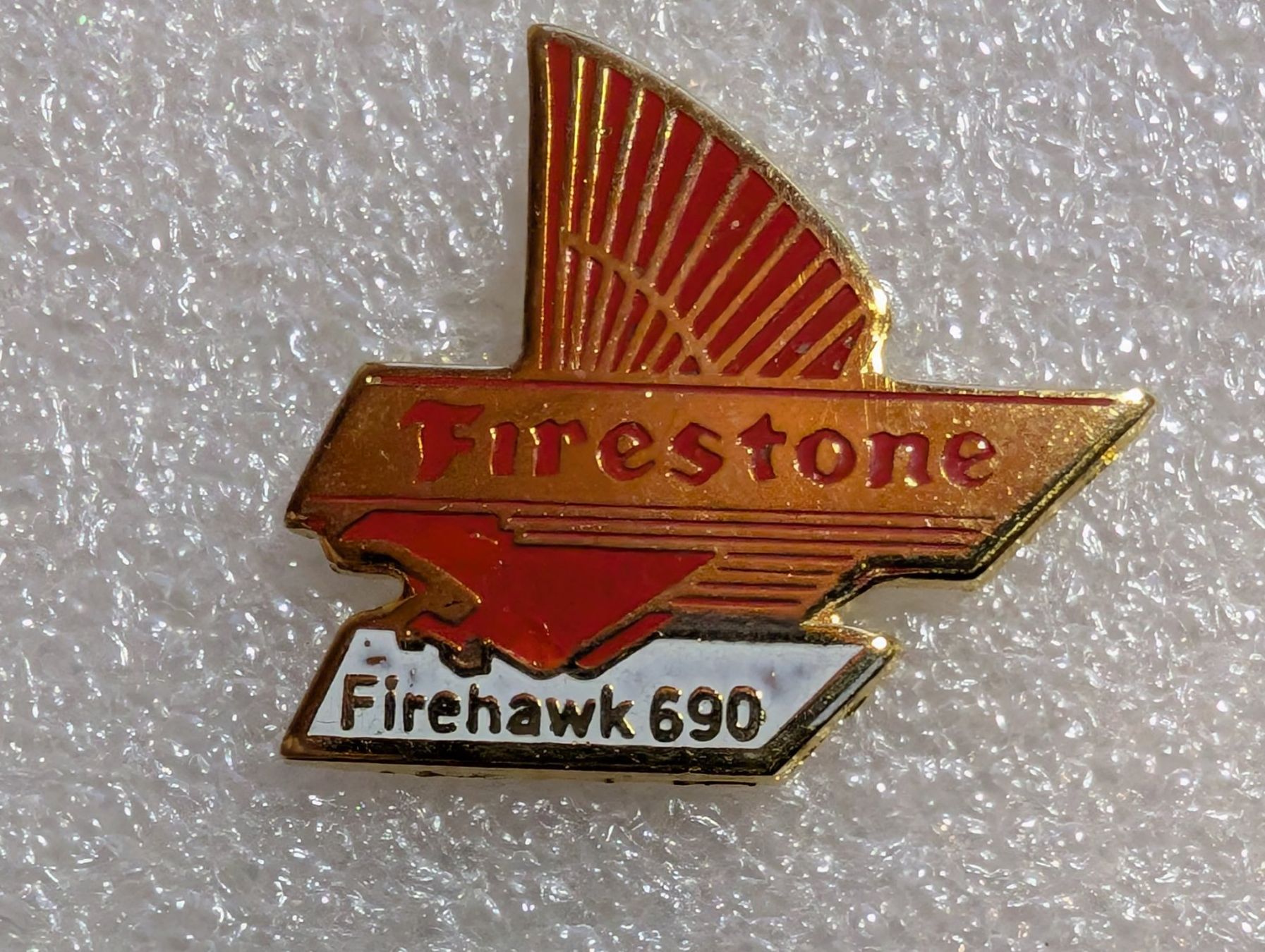 Plaquettes & Badges: Ansteckpin 149: Firestone Firehawk – D'occasion à Oppligen par Pin-Fall-Shop