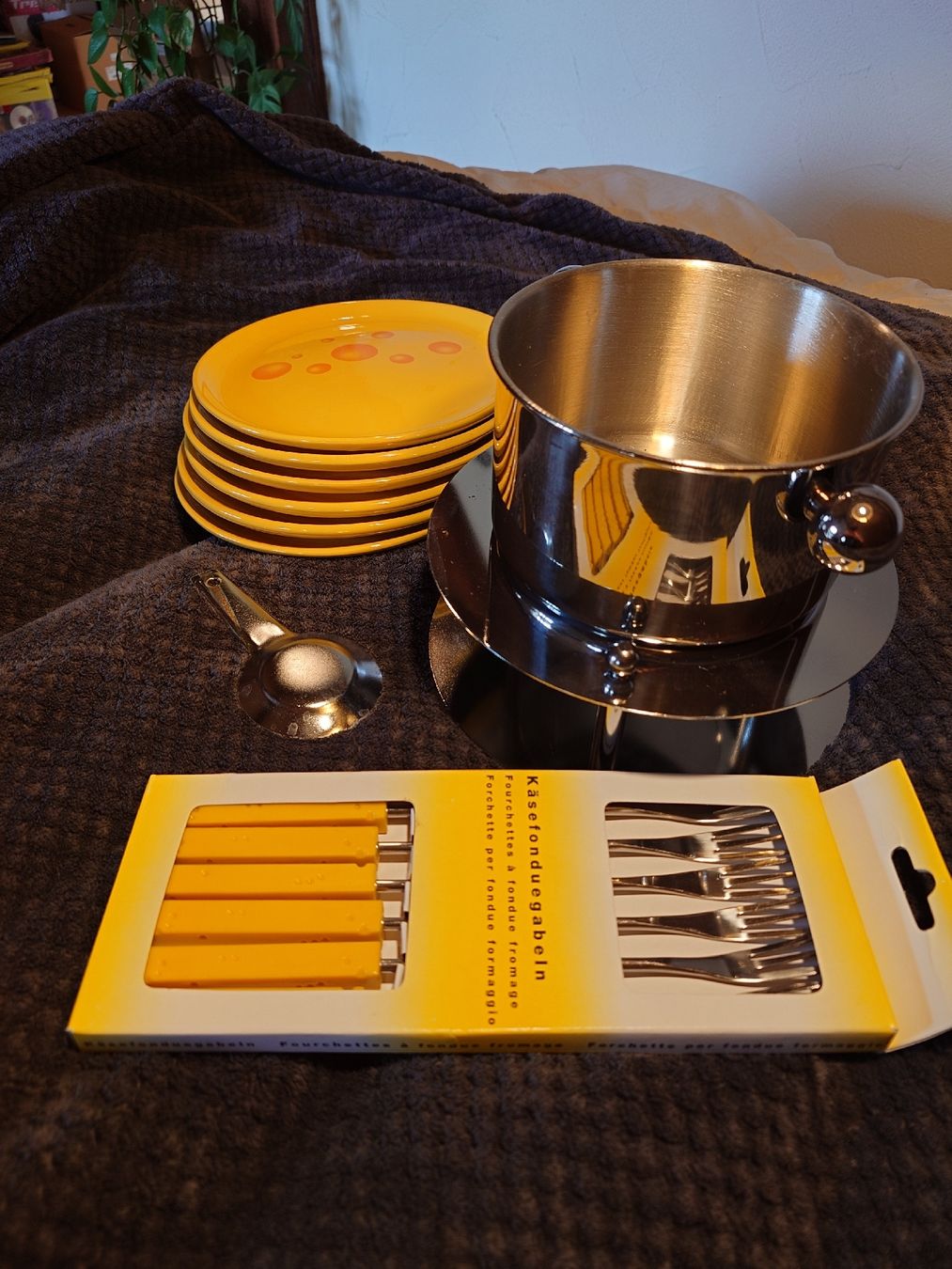 Set di piatti: Käsefondue-Set: Topf, 6 Teller, 6 Gabeln  – Nuovo (secondo la descrizione) da Einsiedeln venduto da Stradivarius0815 4