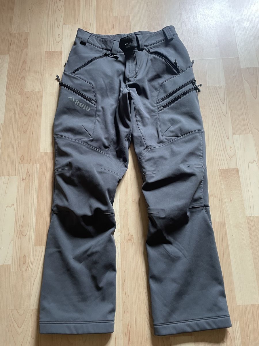 Pantaloni: Pantalon Kuiu  – Usato da Charmey (Gruyère) venduto da Crem88
