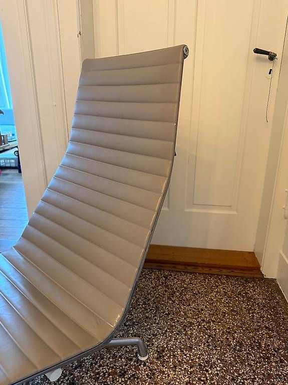 Vitra Poltrone: Vitra Eames EA 124 – Usato da Thun venduto da shoutitoutcorp 2
