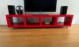 IKEA EXPEDIT Regal / TV-Lowboard rot mit Rollen – 4 Fächer