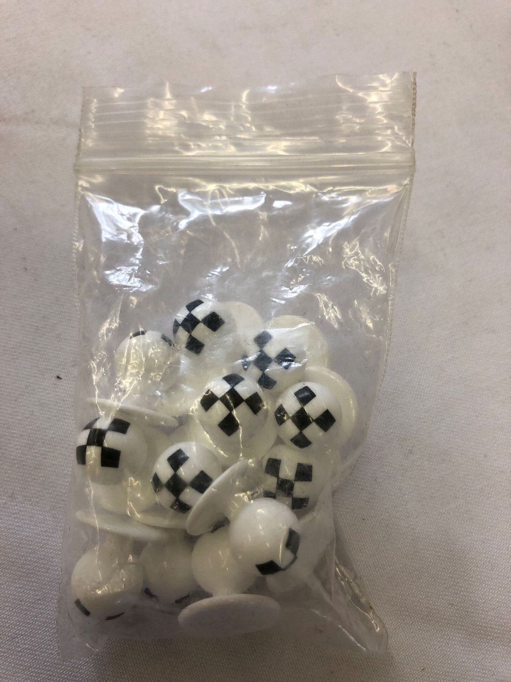 Küchengeräte: 14er Satz Steckknöpfe White Big Check – Neu und originalverpackt aus Gossau SG von Sombat 2