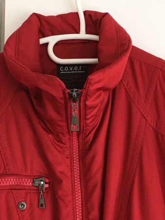 Moderne sportliche Winterjacke rot