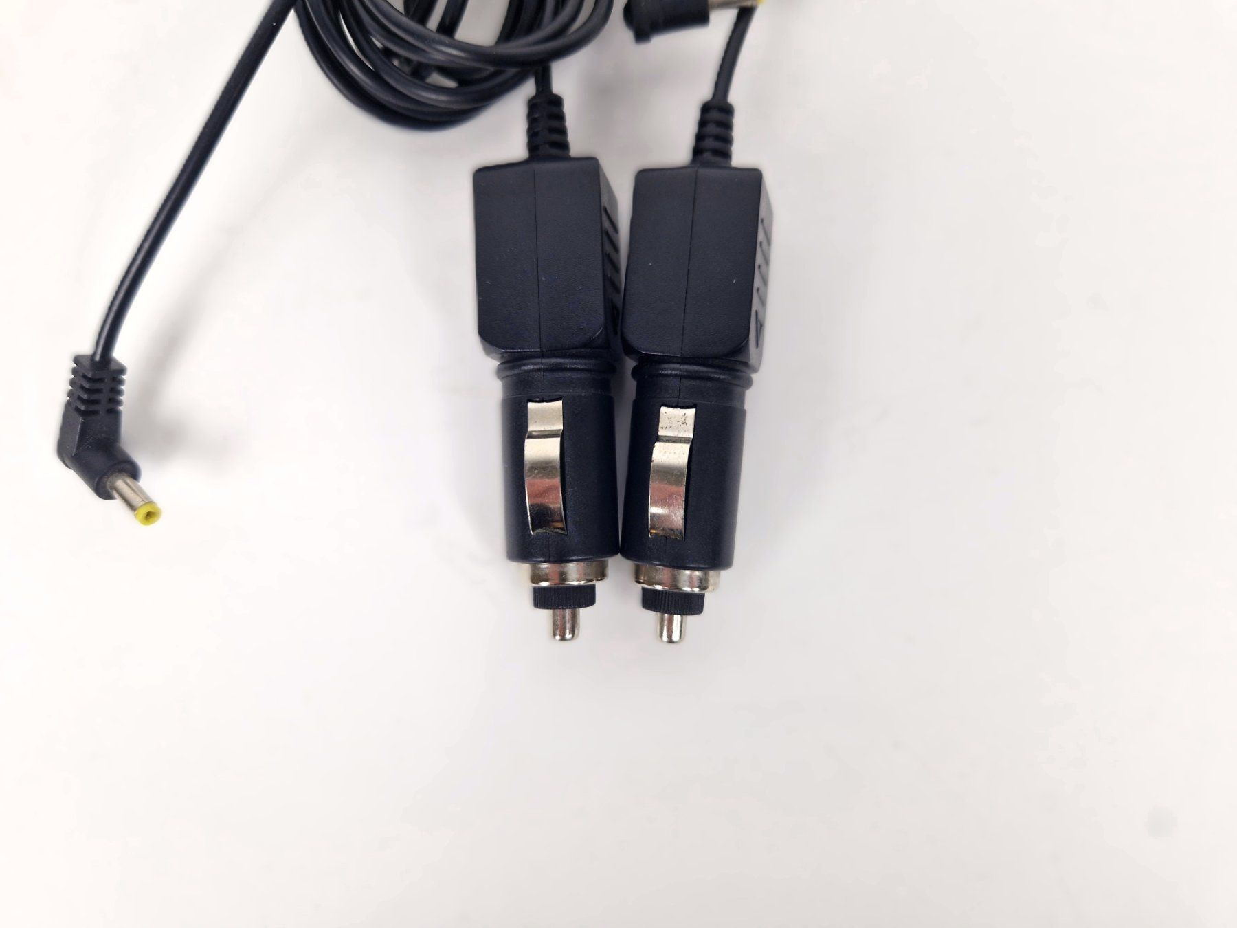 Cavi: 2 x 12V-KFZ-Ladekabel mit DC-Hohlstecker – Usato da Basel venduto da Restwert_Basel 5