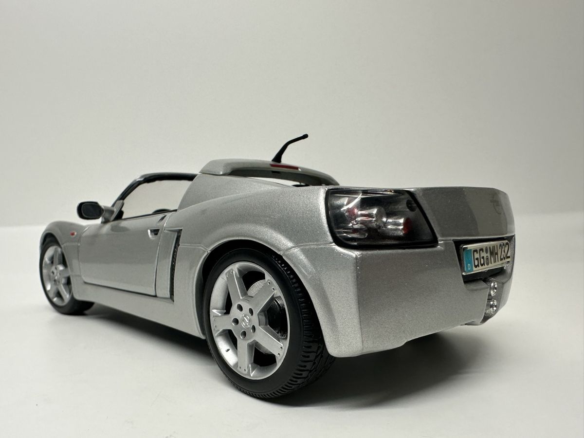 Maisto Modellautos: Opel Speedster 1:18, silber, Maisto – Gebraucht aus Zofingen von  3