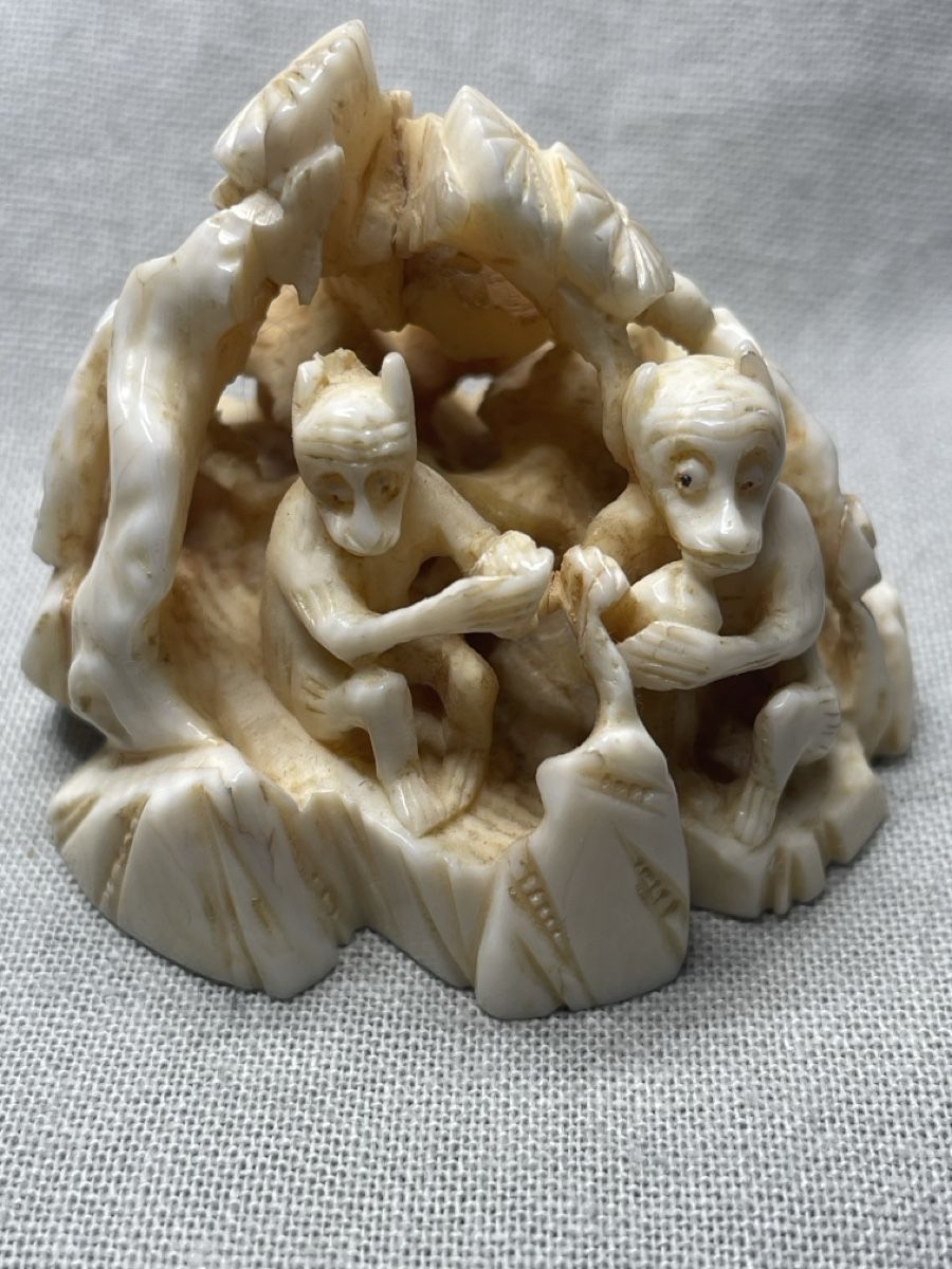 Statuette: Netsuke - zwei Affen sitzen in einer Felsgrotte – Usato da Embrach venduto da Gauvain1 1