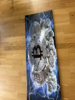 Bitcoin Bild auf Leinwand mit Steinen und Blitzen