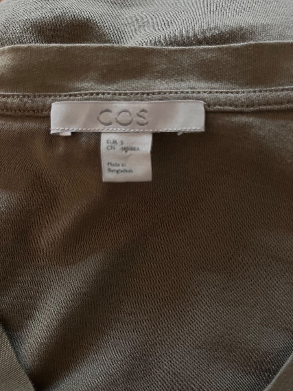 Cos T-shirt: COS V-Ausschnitt T-Shirt – Usato da Jona venduto da vanessasupermarket20 4