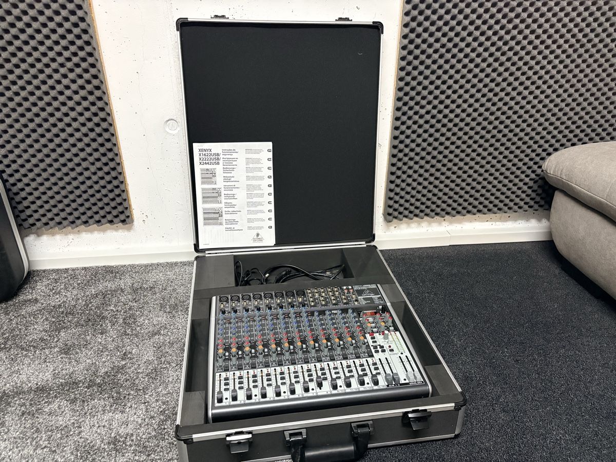 Behringer Console di mixaggio: Behringer Xenyx2222 Bundle – Usato da Werdenberg venduto da tradeSG