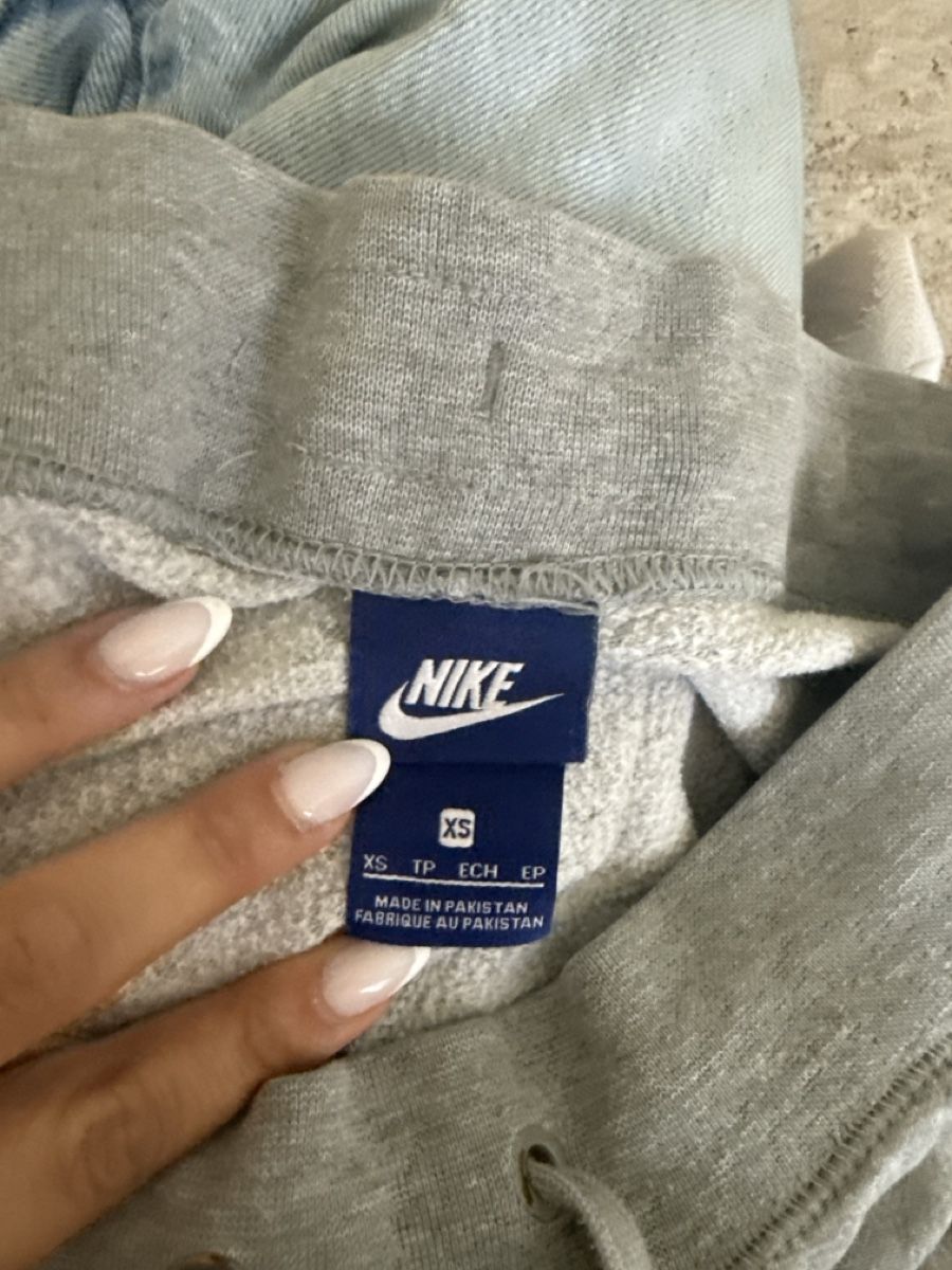Nike Pantaloni: Nike Jogginghose grau Grösse XS  – Usato da Pratteln venduto da syr_g2ql 1