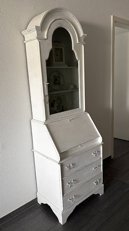 Vitrinen: Grosser Vitrinenschrank im Shabby chic Stil – Gebraucht aus Frick von TheBurningHeart