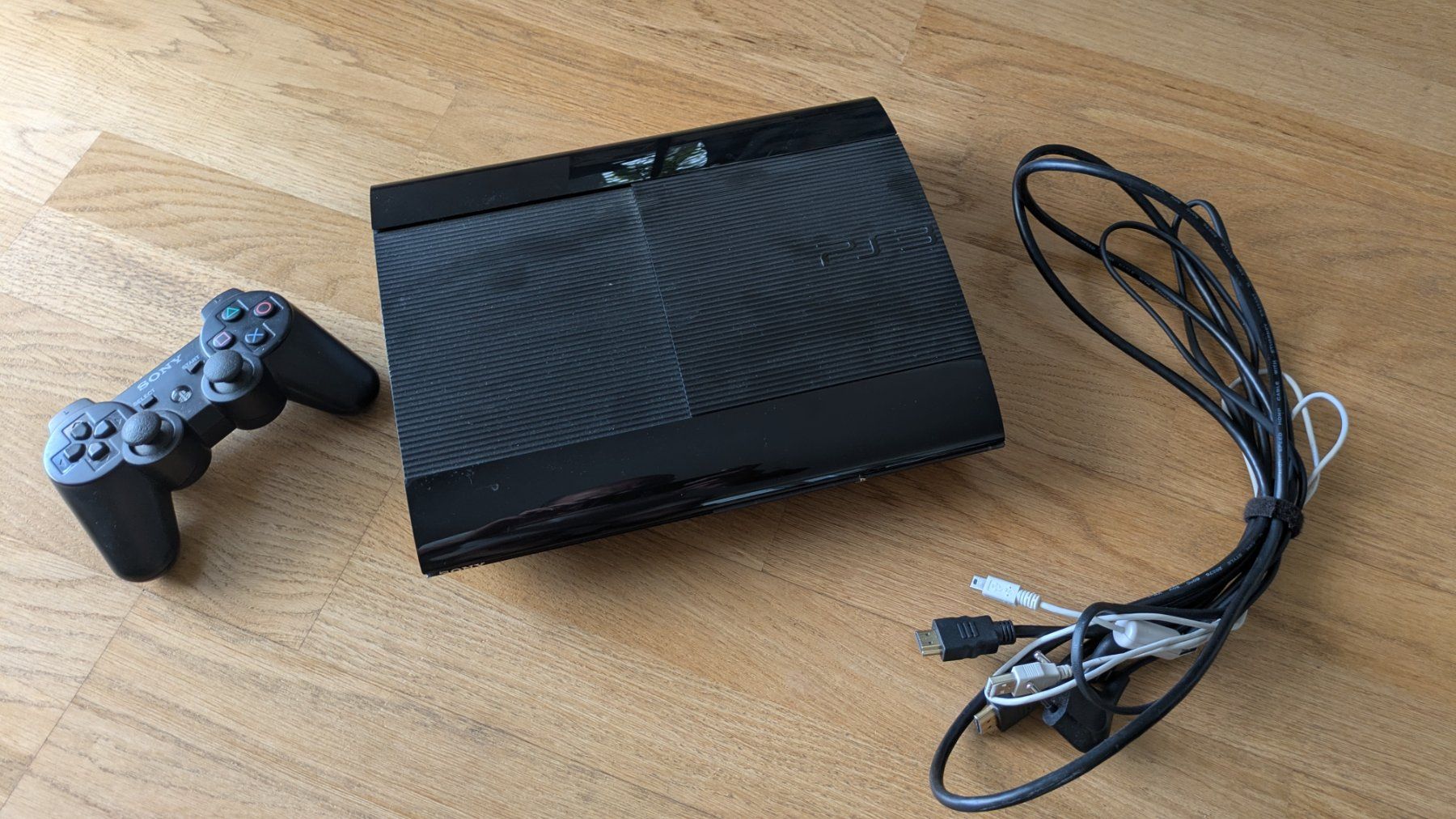 Sony Console: PlayStation 3 Super Slim mit Controller, Kabel und 6 Spielen – Usato da Uster venduto da Beino321 1