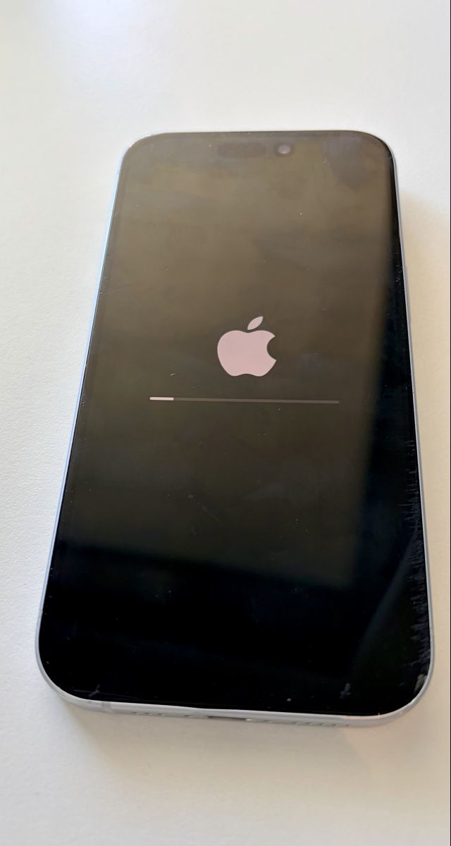 Apple Handys / Smartphones: Iphone 15 – Defekt aus Zürich von zeda85