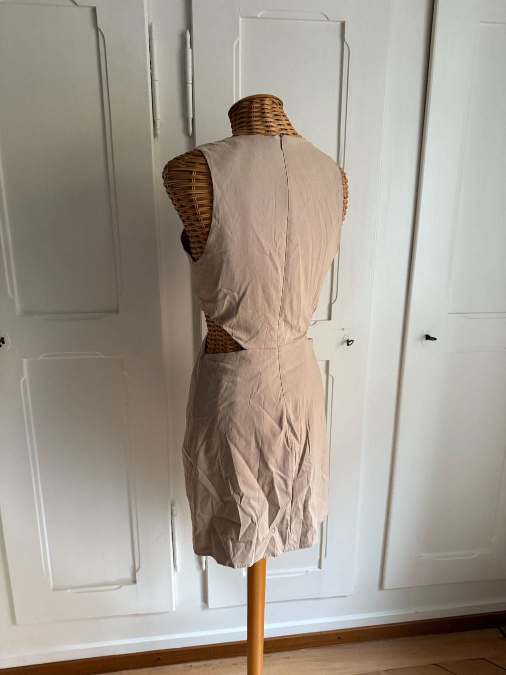 Zara Kleider: ZARA - Kleid beige mit Cut Outs M – Gebraucht aus Zürich von Diazaio 2