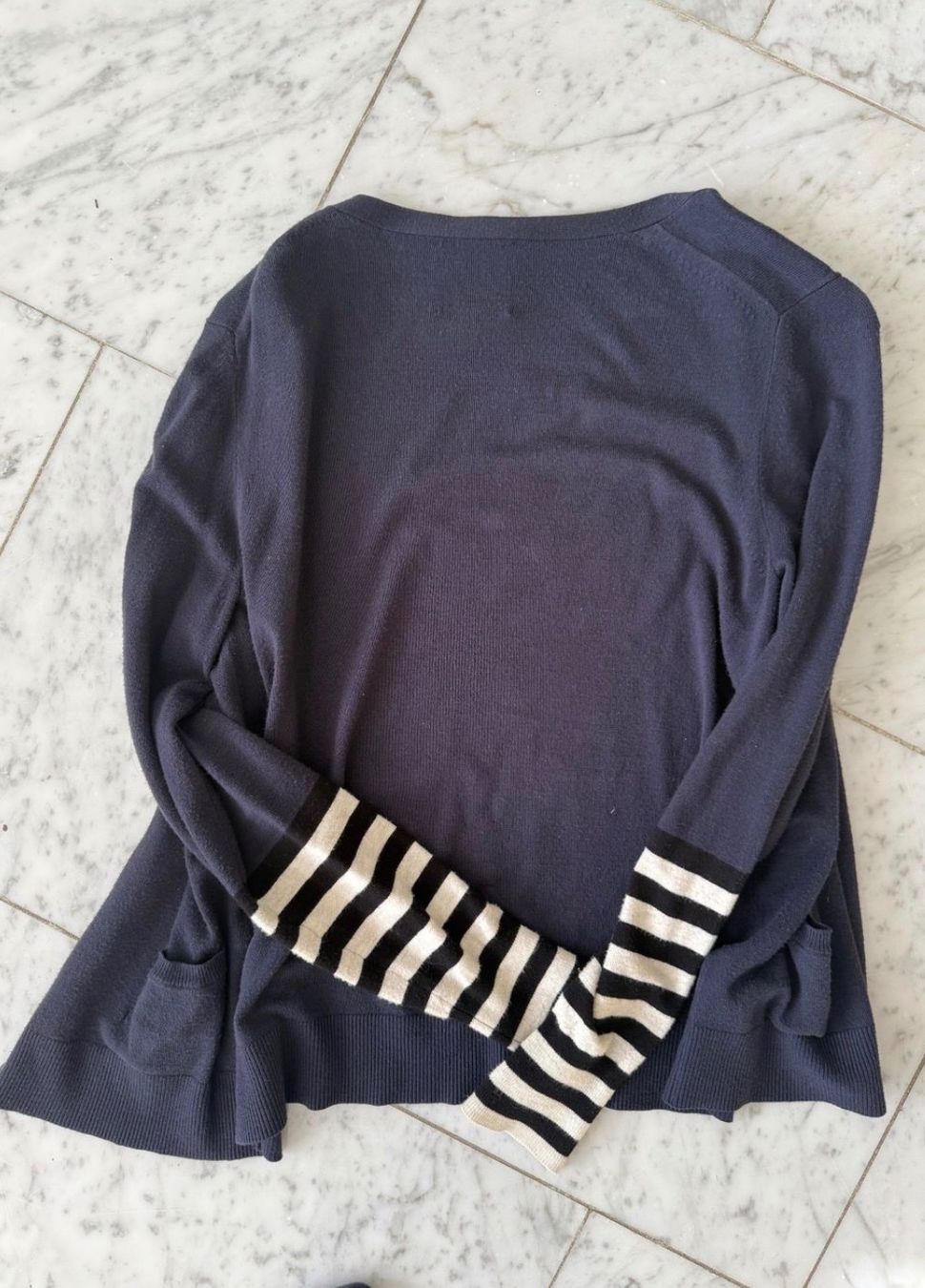 Maglioni & Felpe: Cardigan bleu marine rayé – Nuovo (secondo la descrizione) da Avry-sur-Matran venduto da Anarda 1