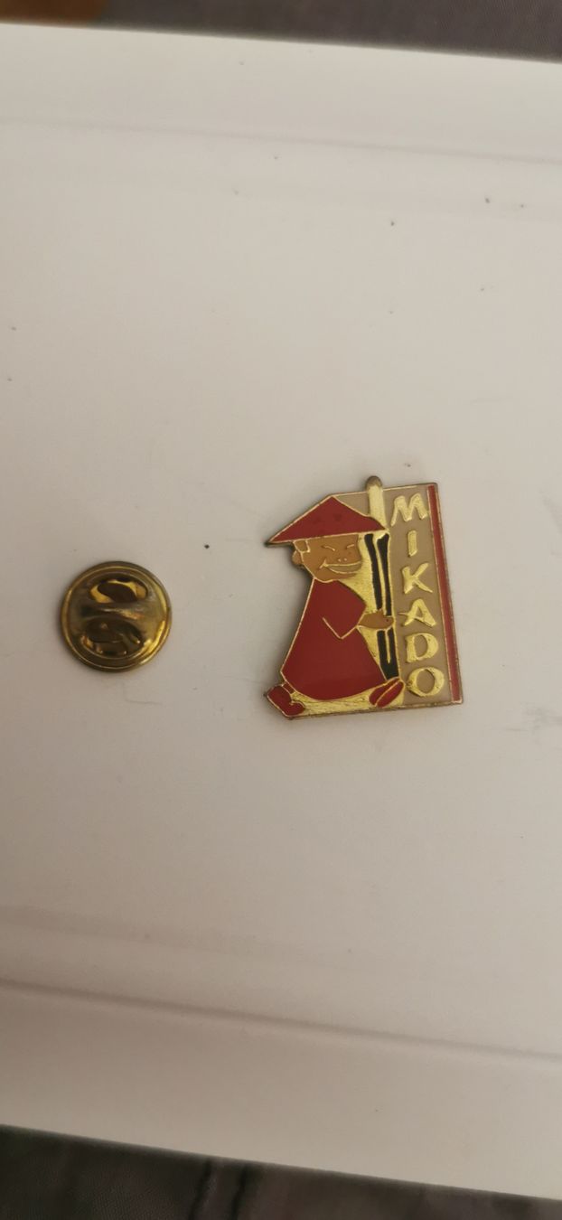 Placchette & Badge: Pin Mikado  – Usato da Genève venduto da vins50