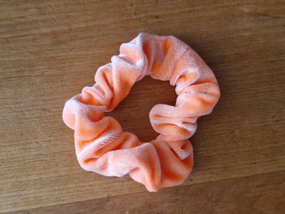 Haarschmuck: Scrunchie orange samt - Haargummi – Gebraucht aus Frauenfeld von jgh_gx6v