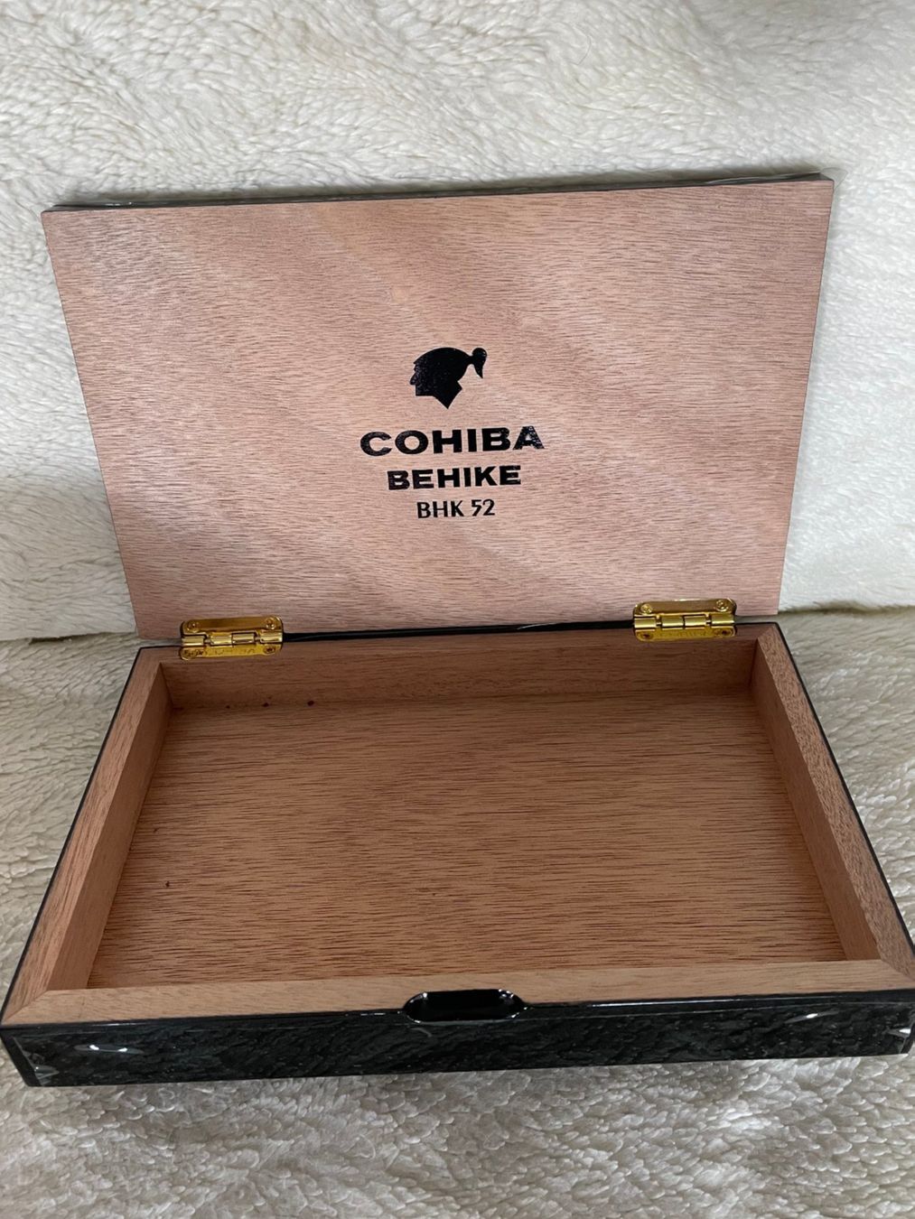 Cohiba Sigari: Leere Zigarrenkiste Cohiba Behike 52 – Nuovo (secondo la descrizione) da Aesch BL venduto da masmusgo 1