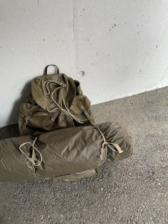 Lederrucksack mit Schlafsack