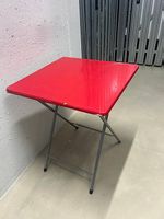Roter klappbarer Balkontisch 