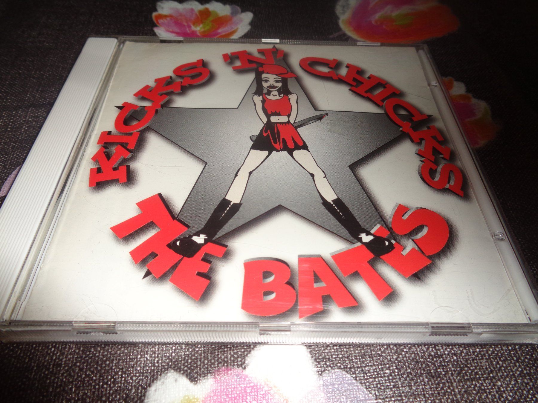 CD: The Bates -Kicks n Chicks CD – Usato da Olten venduto da Disc-Ausverkauf