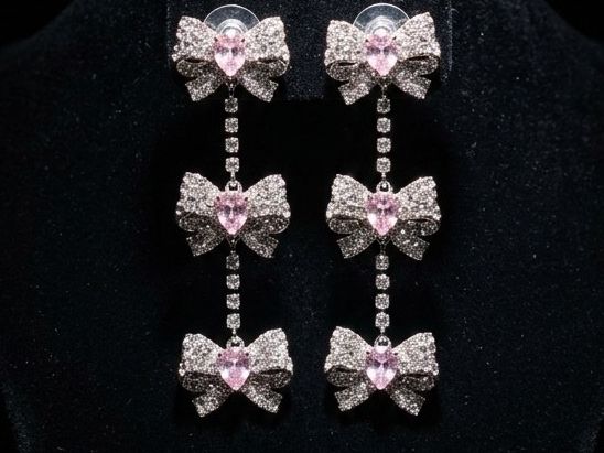 Orecchini pendenti & Orecchini a lobo: Boucles d'oreilles nœud rose cristal – Nuovo e nell'imballaggio originale da St-Maurice venduto da Sandrinette123