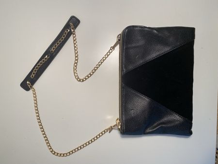 Elegante Kunstledertasche mit Samteinsatz und Goldkette