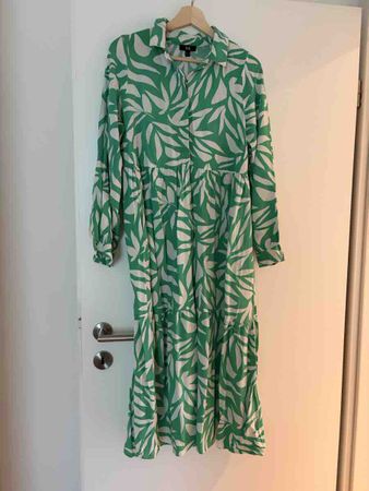 Kleid gruen-weiss gemustert Groesse M