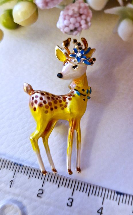 Broche BICHE DE BERE Doré en Métal - 42843635