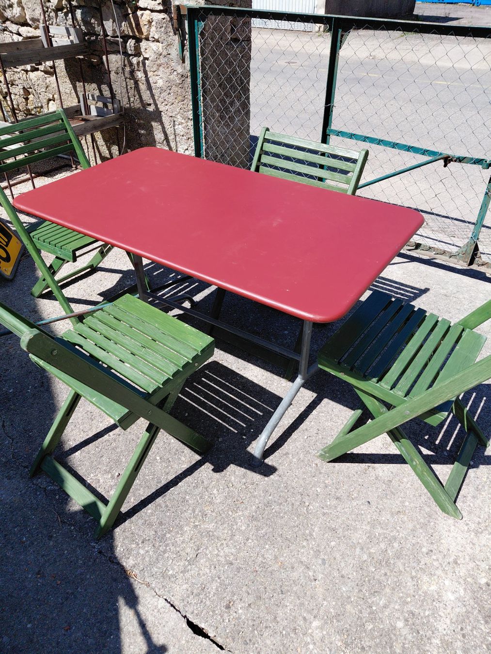 Set de table et chaises: Table et quatre chaises – D'occasion à Noiraigue par pel_ny7d