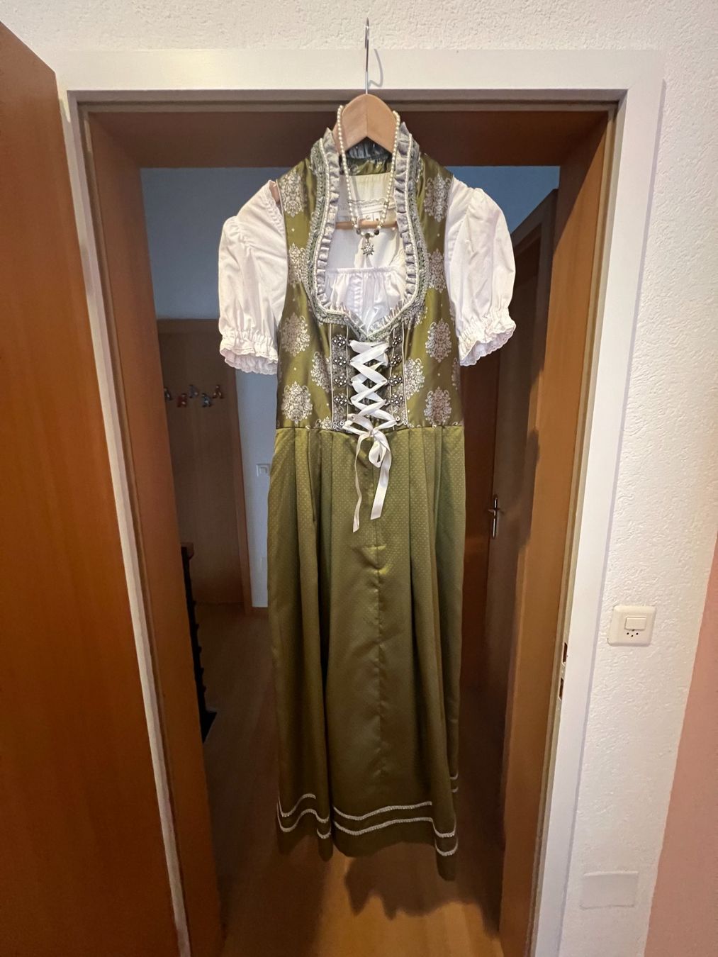 Kleider: Dirndl Marke Krüger Gr. 36 – Gebraucht aus Niederneunforn von Jakarta 3