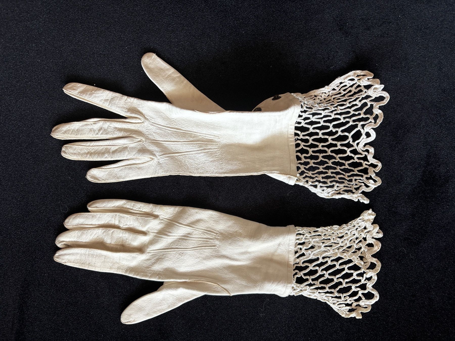 Guanti & manicotti: Antike Jugendstil Leder Handschuhe mit Spitze – Usato da Thun venduto da Studi1974