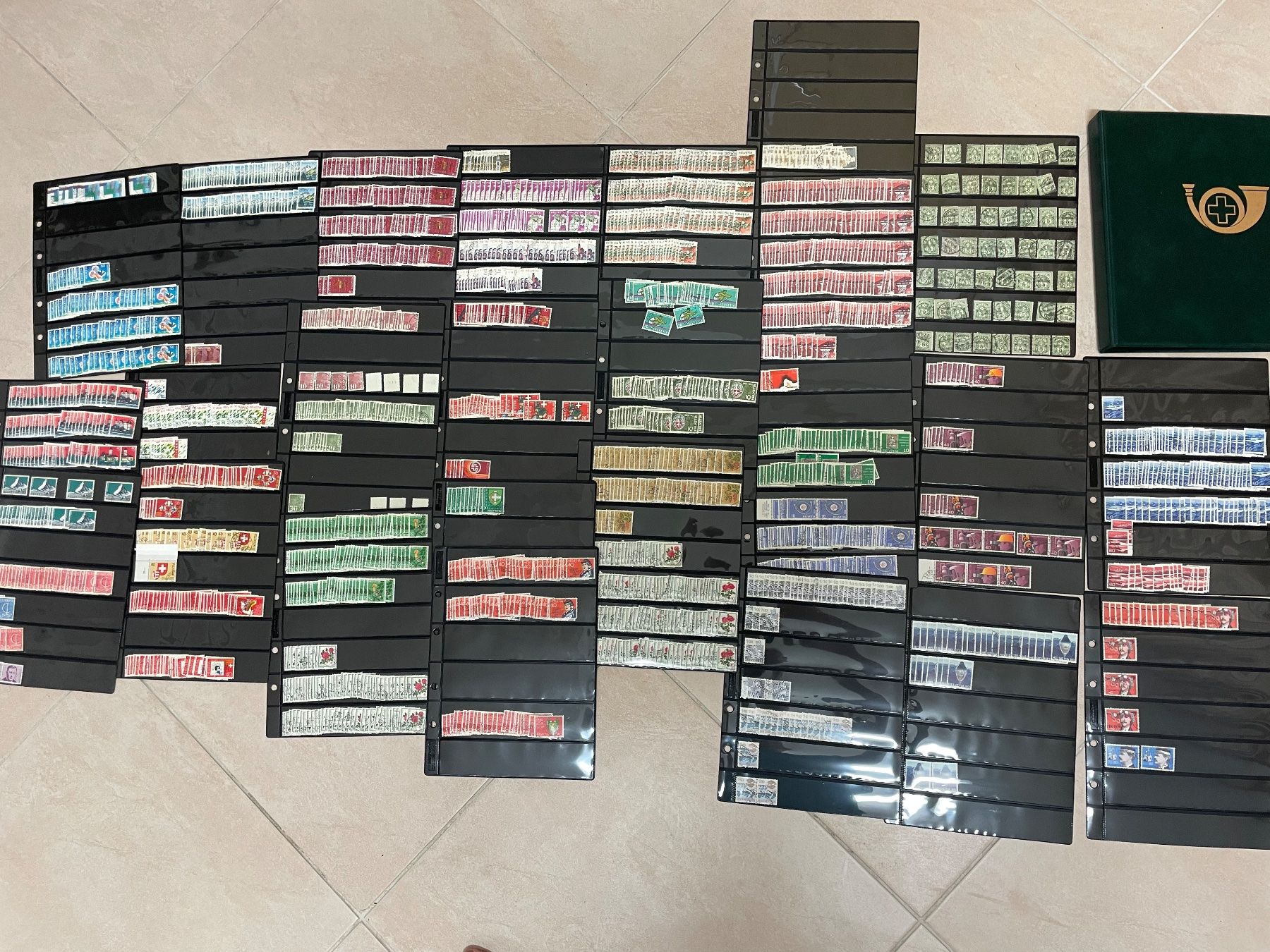 Tous les timbres: 1,5 kg, classeur plein – D'occasion à Sonceboz-Sombeval par Comment2