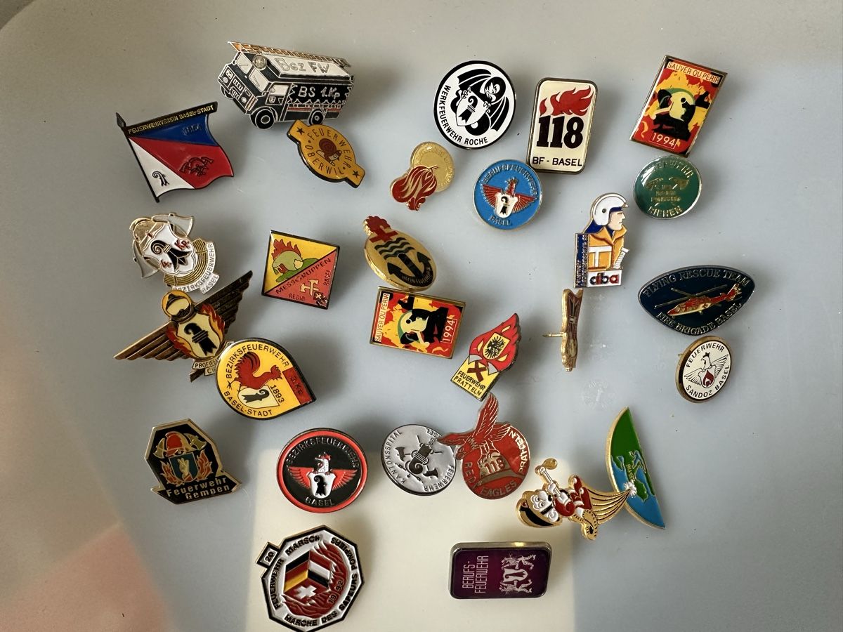 Basler Placchette & Badge: Pin Sammlung Feuerwehr Basel & Umgebung – Usato da Basel venduto da fasnachtsoutlet1965