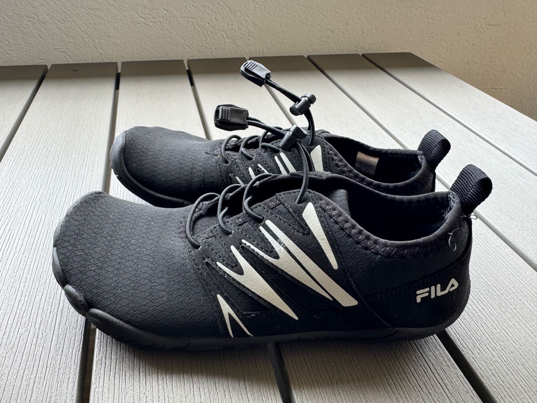 Fila Scarpe da uomo: Fila Badeschuhe, Barfussschuhe Gr.37 – Usato da Thun venduto da Iriska77