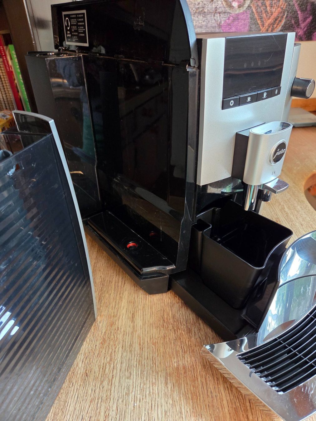 Jura Macchine per caffè & Macchine per espresso: Jura E4 Kaffeevollautomat - Top Zustand – Usato da Volketswil venduto da Pitasch 1