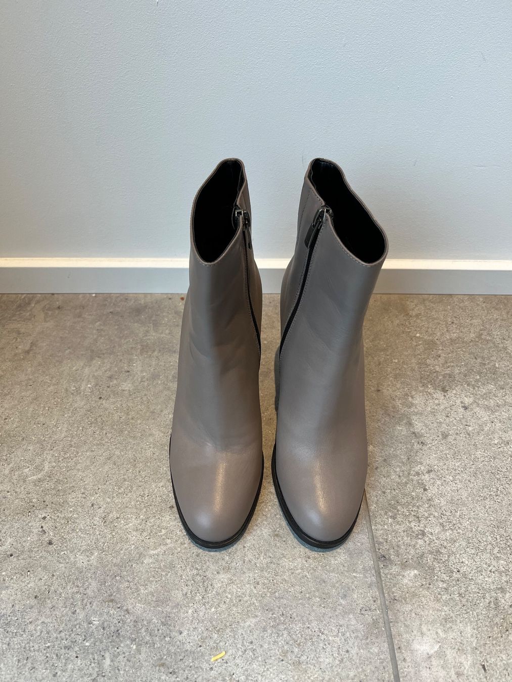 Kurt Geiger Scarpe da donna: Kurt Geiger Leder-Stiefelette in taupe – Usato da Ebmatingen venduto da Londoner18 3