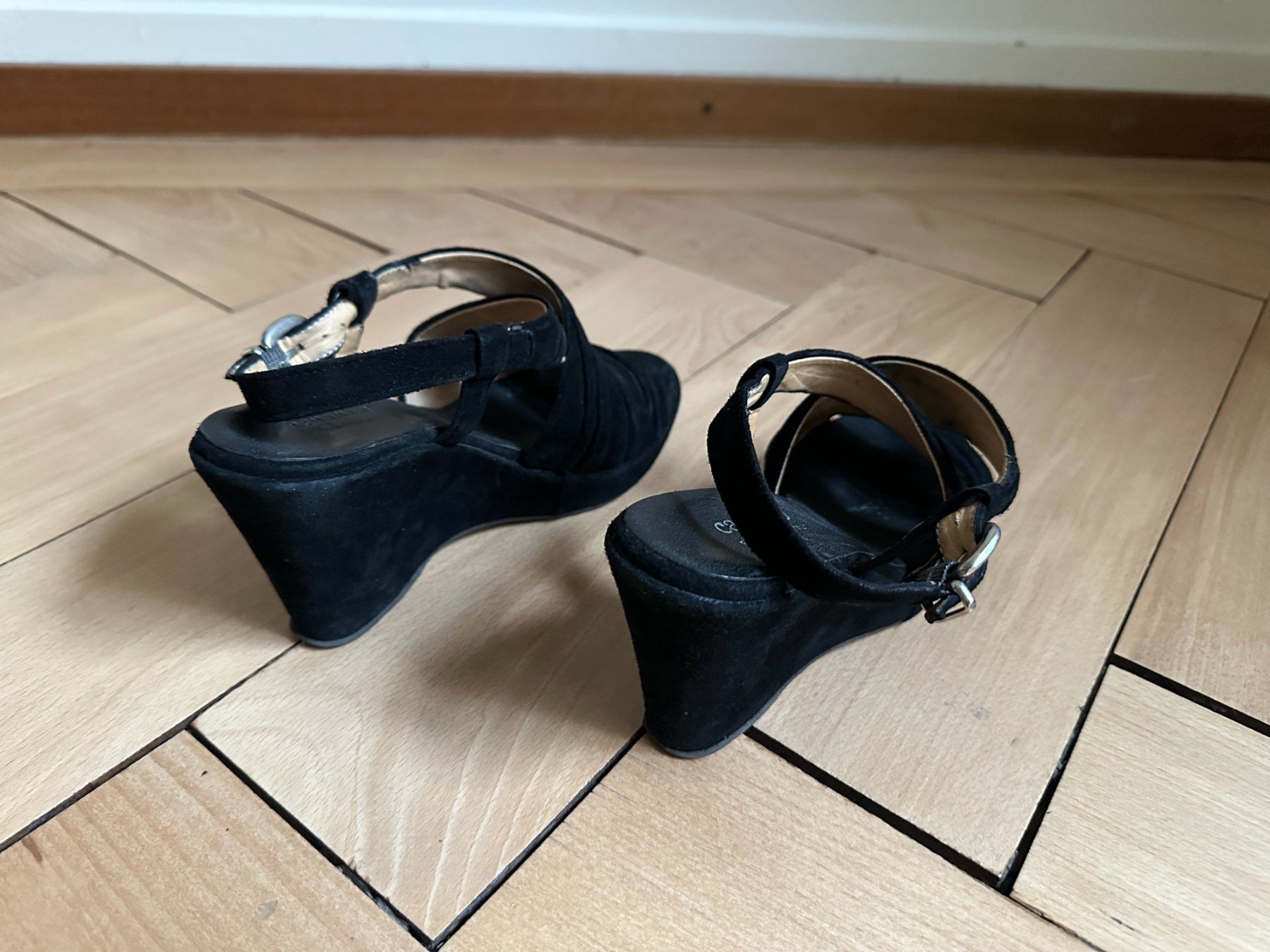 Scarpe da donna: CAPRICCIO - Keilabsatz Leder Sandale schwarz 34 – Usato da Zürich venduto da Diazaio 1
