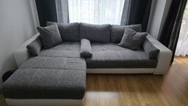 Gemütliches Ecksofa mit Schlaffunktion & Topper