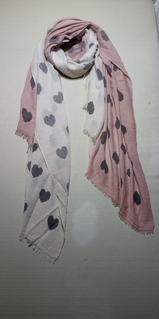 Foulard & Sciarpe: Romantischer Schal mit Herze zu Nile Odd Molly – Usato da St. Gallen venduto da Hereplaysmusic