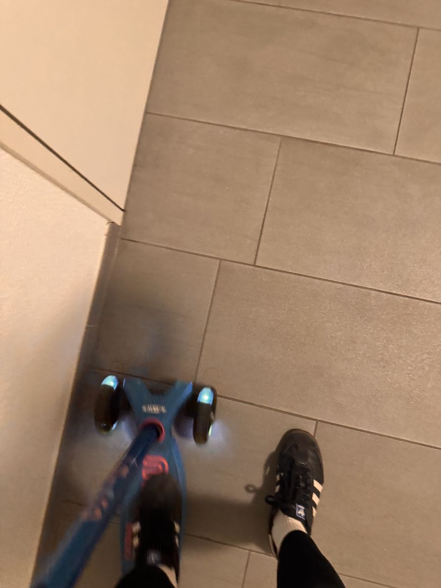 Micro Kickboard: Micro Maxi Kinder Roller, guter Zustand, mit LED – Gebraucht aus Galgenen von syl_7y9c 5