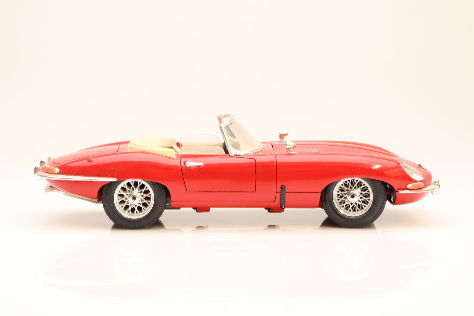 Jaguar Modellini d'auto: Burago Jaguar E Type Modellauto 1/18 – Usato da Ried (Muotathal) venduto da Modellbahn.swiss 1