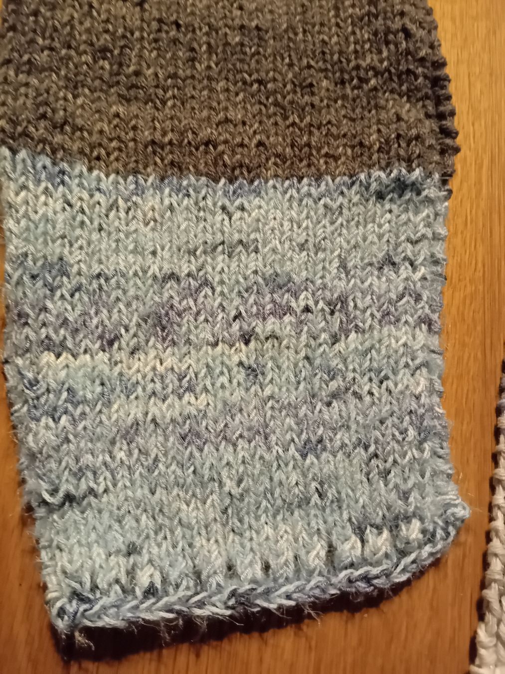 Foulard & Sciarpe: Gestrickter Schal mehrfarbig patchwork ,neu, handabeit – Nuovo (secondo la descrizione) da Burgdorf venduto da carodesign1 3