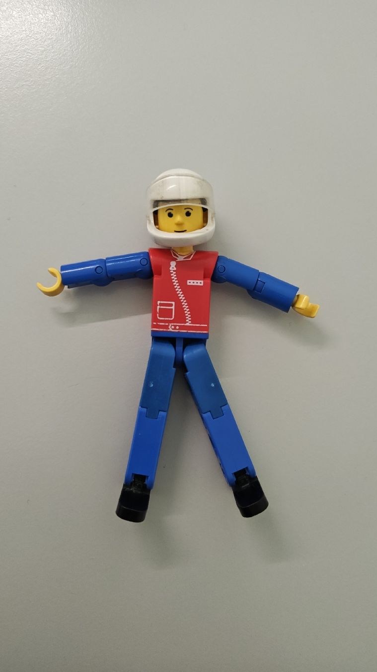 Lego Giocattoli: LEGO Technic-Figur blaue Beine, rotes Oberteil, Helm – Usato da Bauma venduto da studimania 1