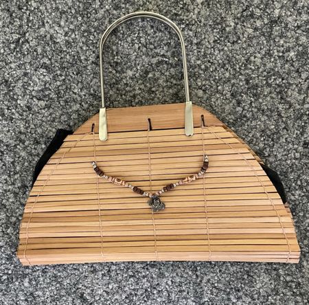 Handtasche aus Bambus, Sommer-Look mit Rosen-Charm.