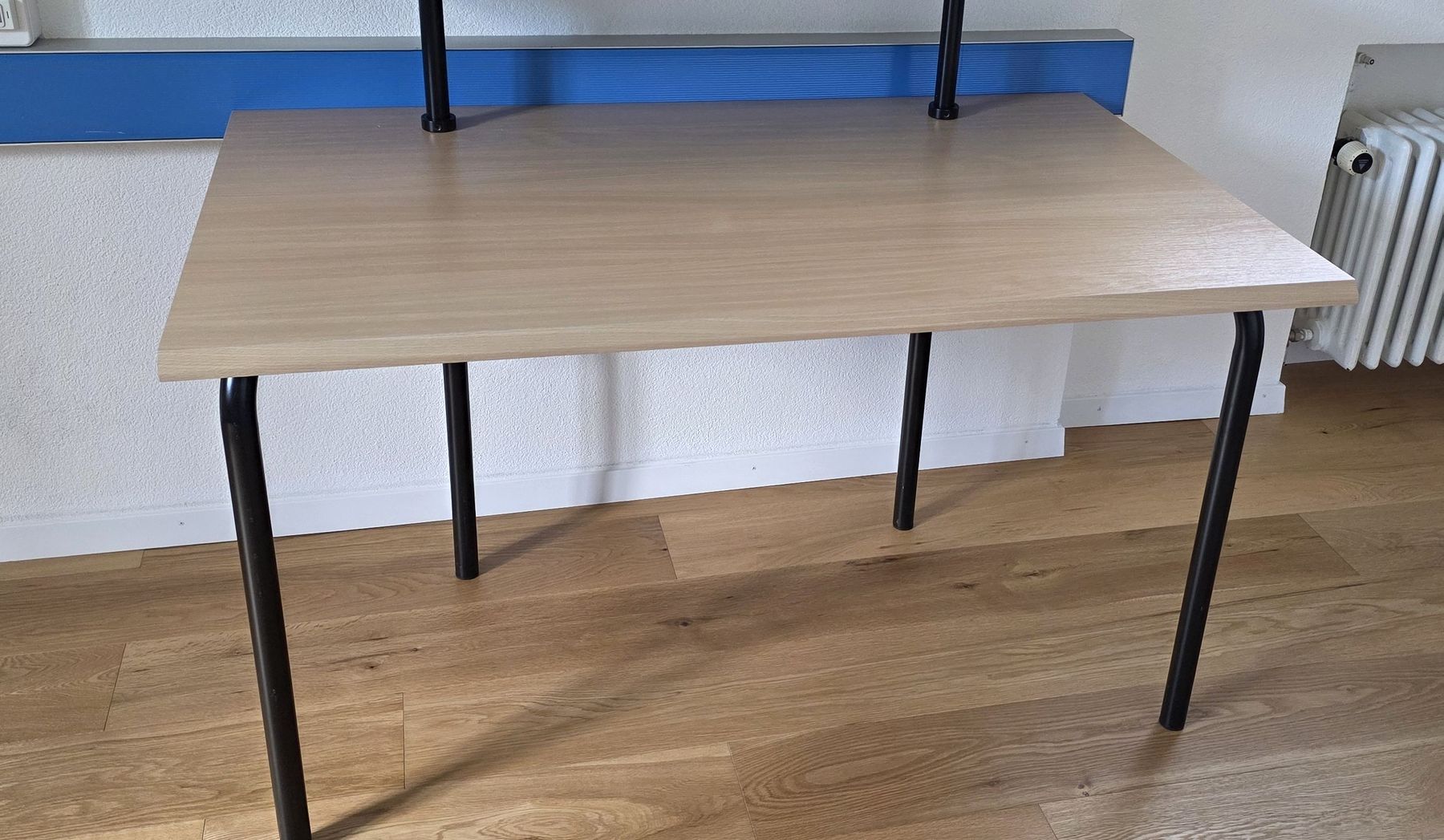 Schreibtische: Tisch hellbraun mit schwarzen Metallbeinen – Gebraucht aus Urmein von chello68