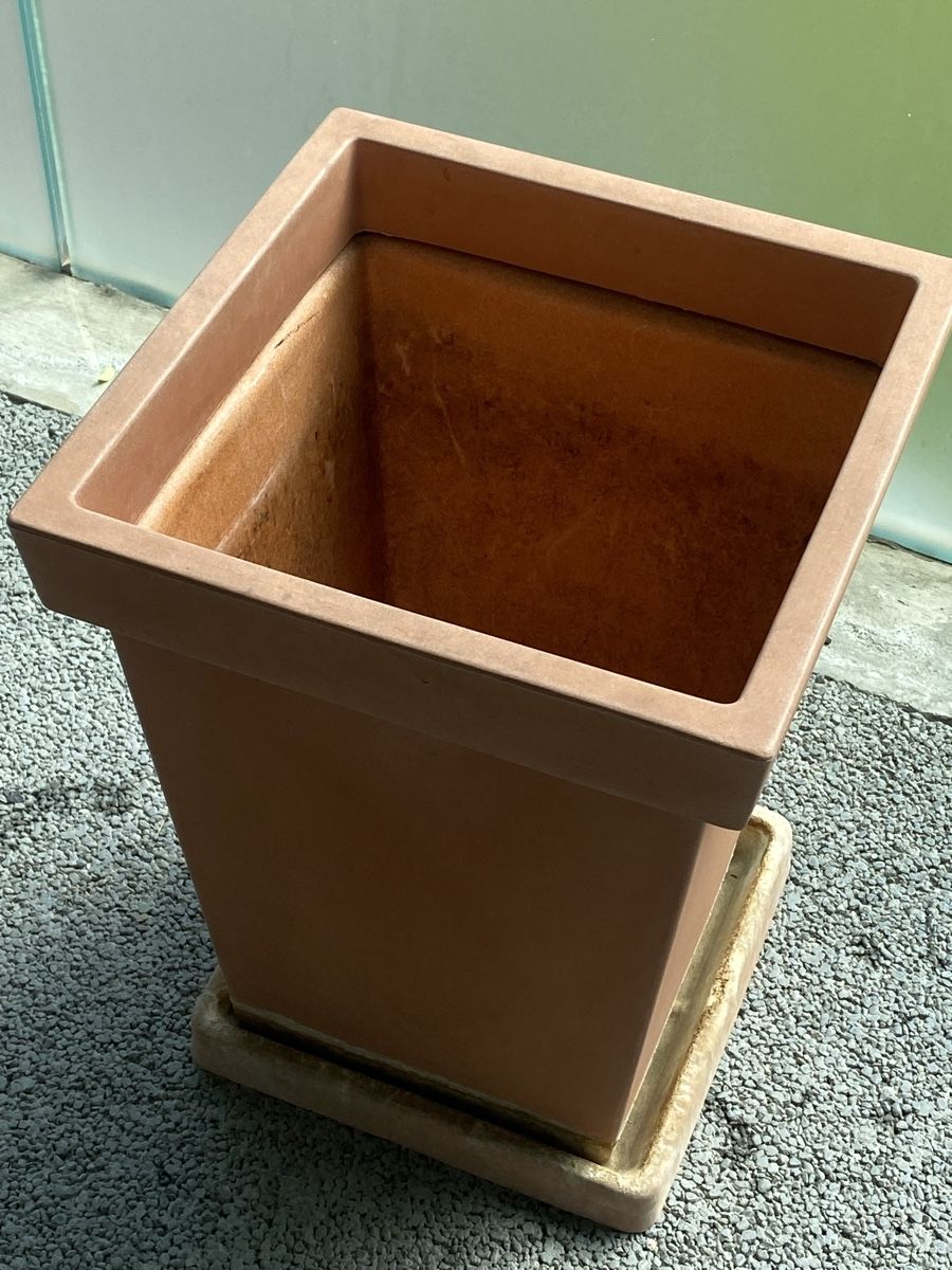 Blumentöpfe: Hoher Blumentopf, quadratisch, mit Untersatz – Gebraucht aus Bern von flo018 1