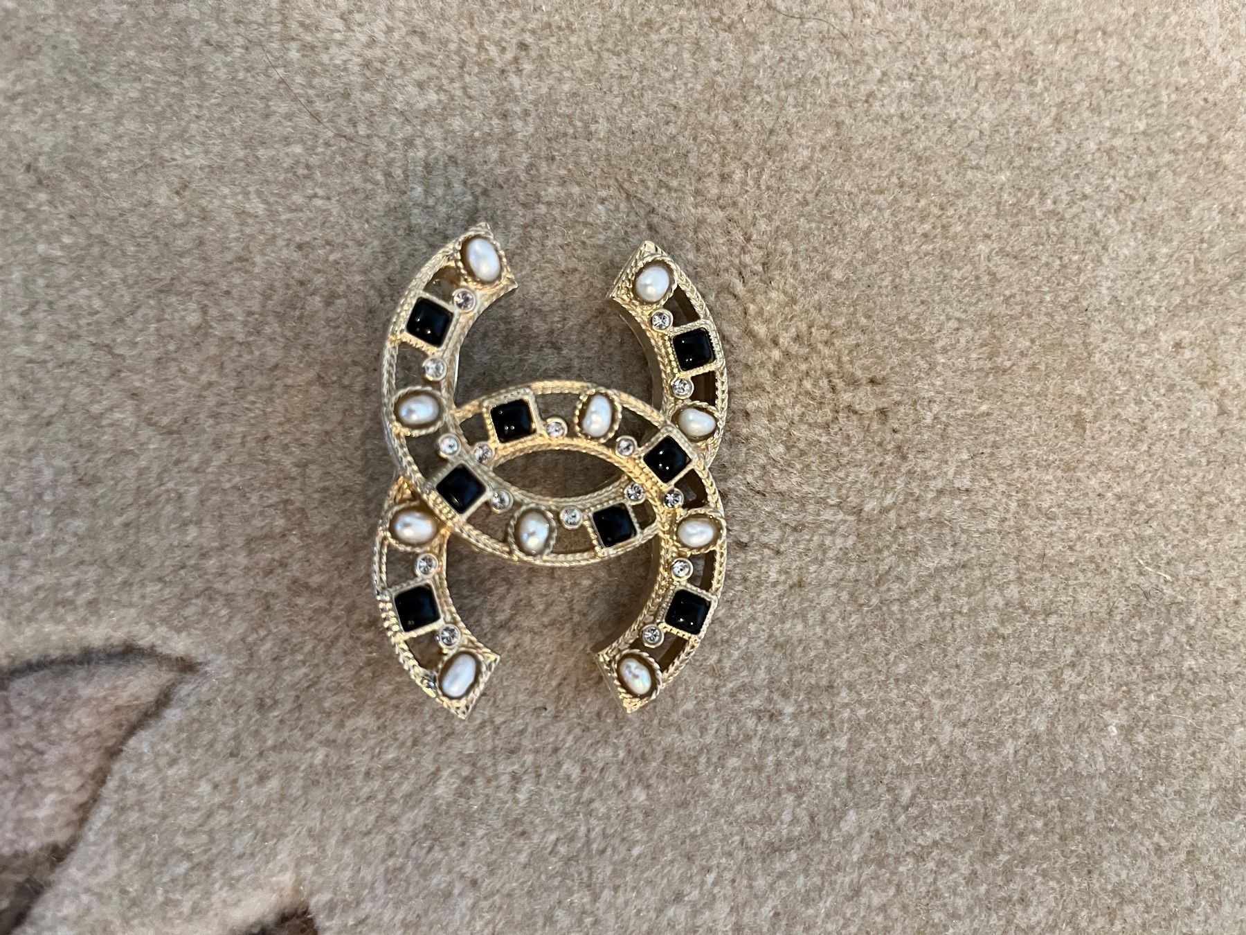 Chanel Spille & Fermagli: Chanel brooch – Nuovo (secondo la descrizione) da Langnau am Albis venduto da anjalimkchotani